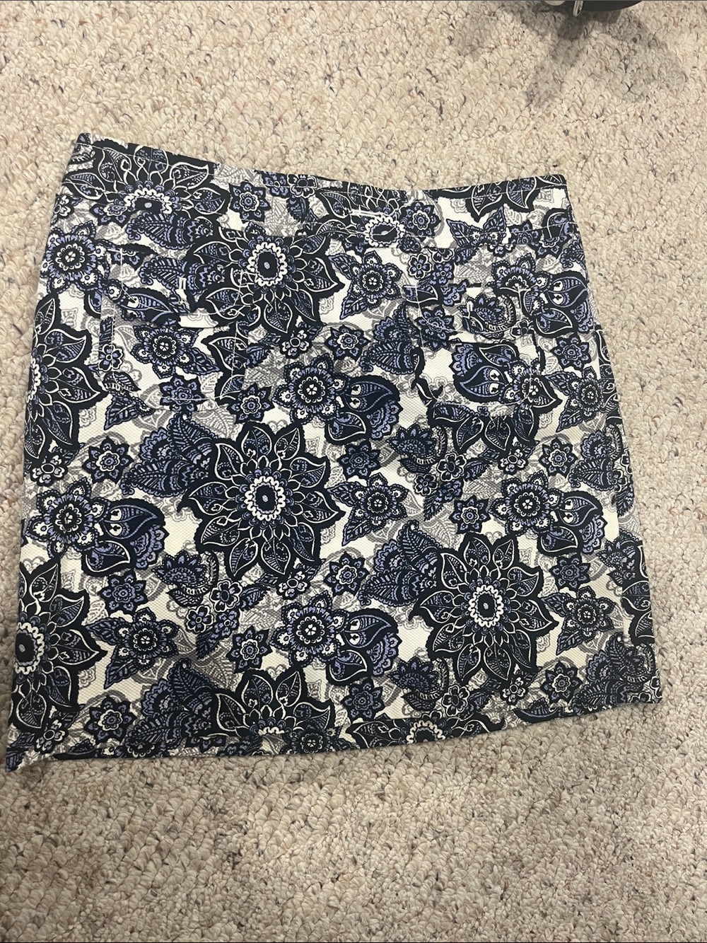 Ann Taylor Navy and White Floral Mini Skirt with pockets size 8